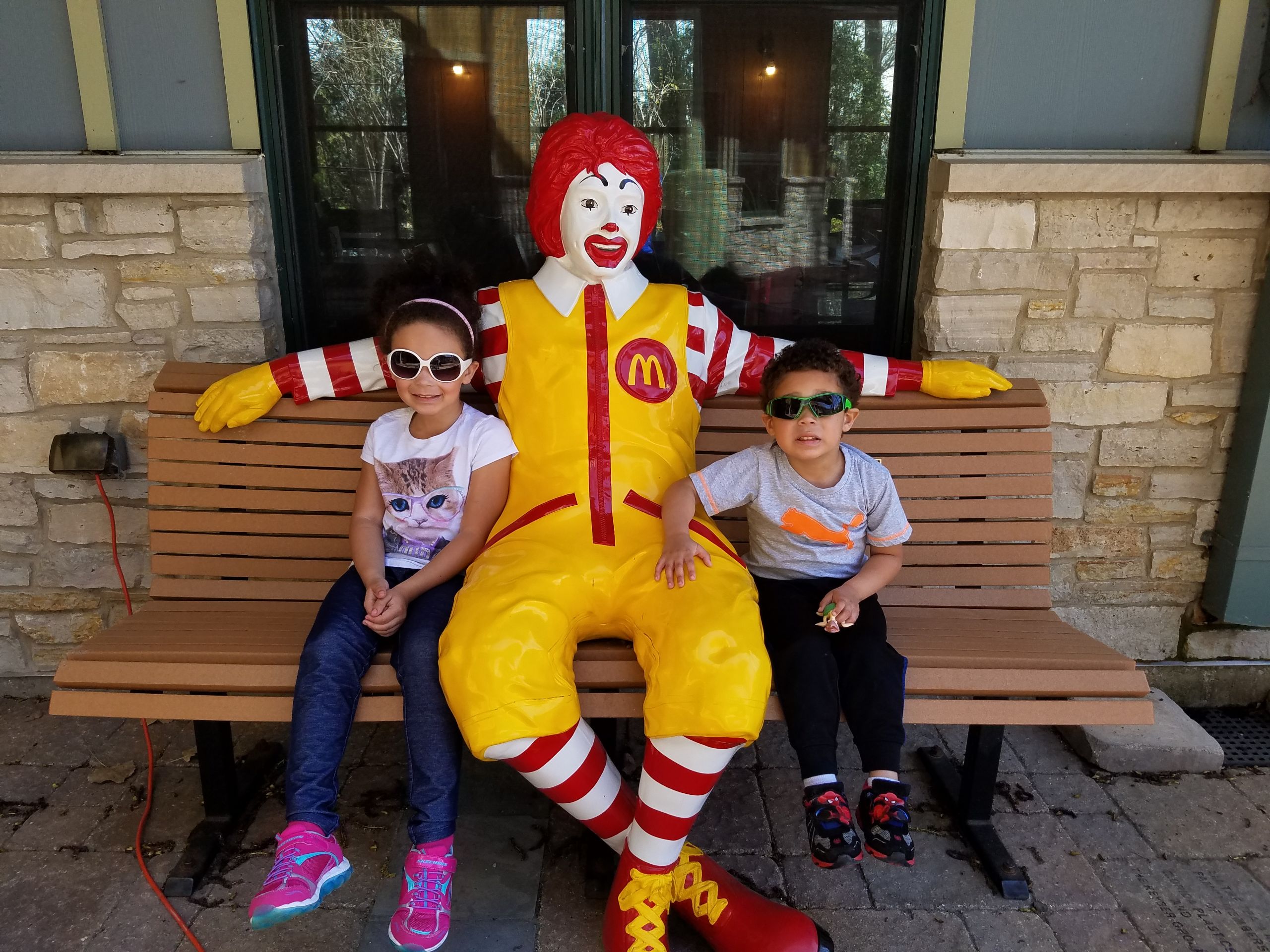 kids with ronald mcdonald