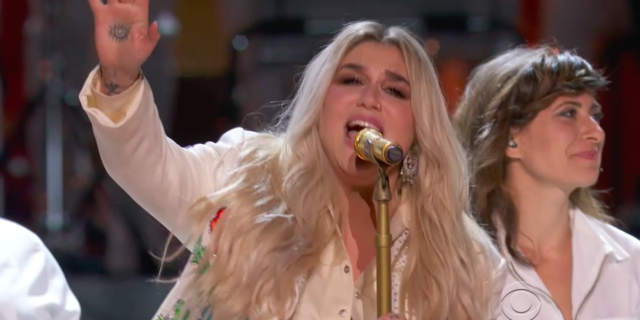 kesha singing praying at the grammys