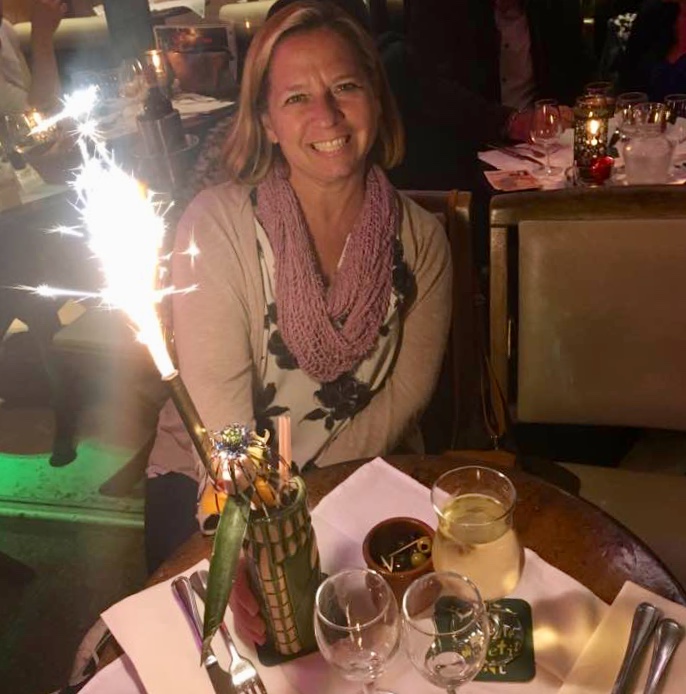 woman out to dinner in a restaurant in paris