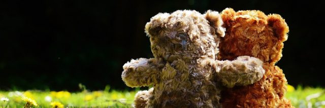Teddy bears embracing.