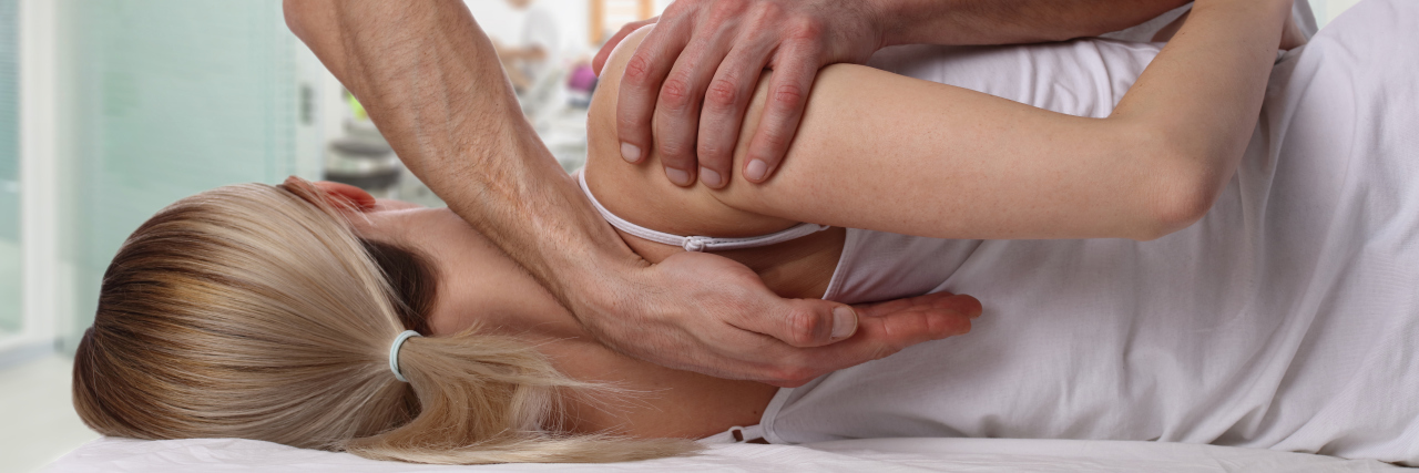 Lessons for Physiotherapists Helping People With Spinal Cord Injuries Woman with physical therapist.