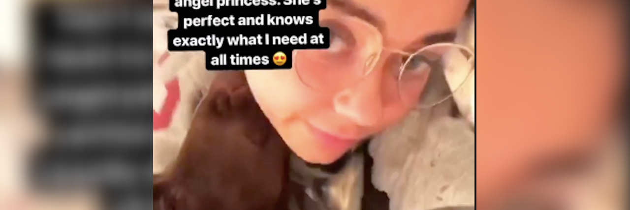 Sarah Hyland Shares How Her Dog Helps Her Illness sarah hyland and dog