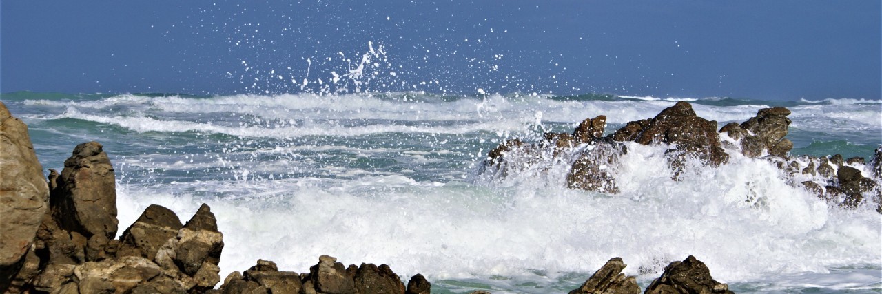 ocean waves crashing onto rocks