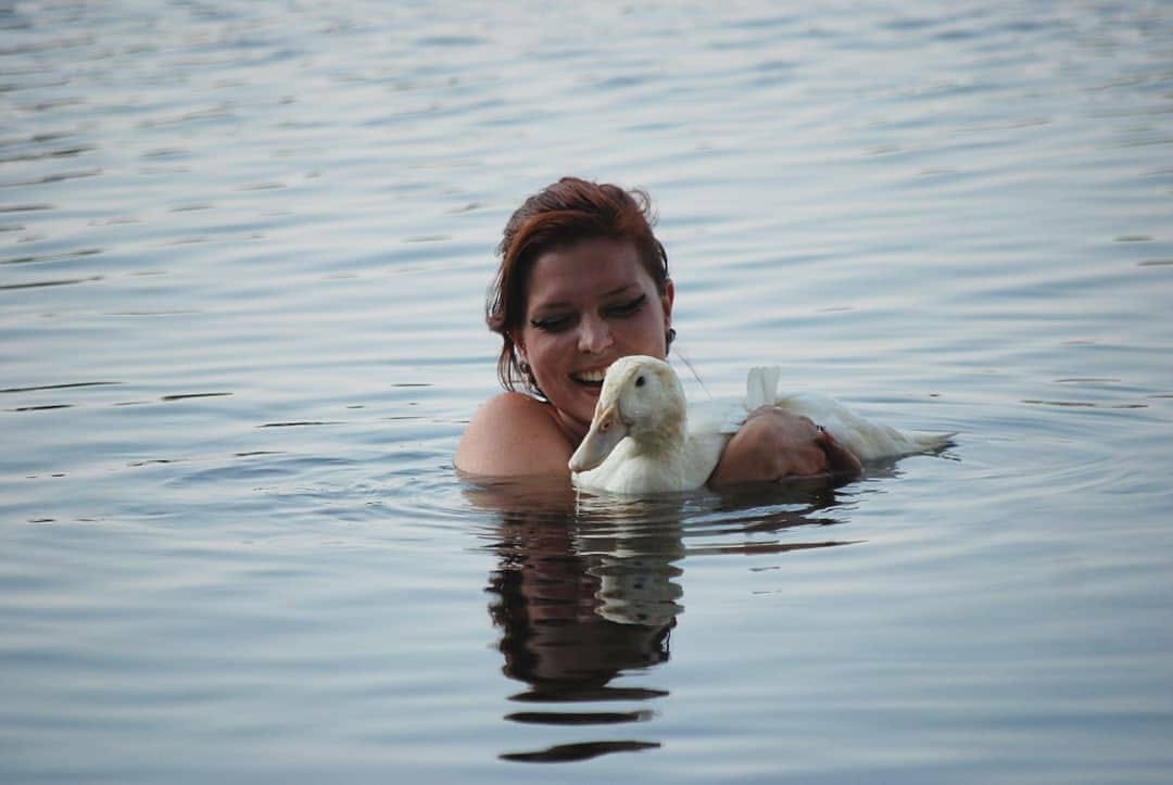 Lieke swimming with her duck
