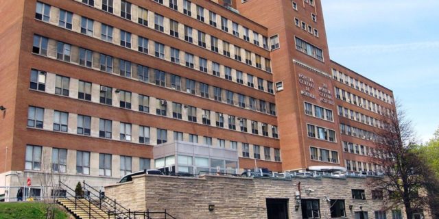 Profile of Montreal General Hospital when the sky is clear.