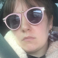 Lena Dunham selfie in pink sunglasses