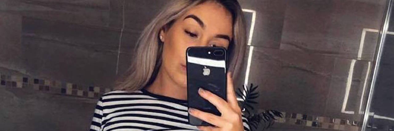 Woman Paints Her Endometriosis Pain in Viral Photo sinead smythe