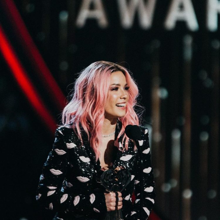 halsey pink hair accepting award