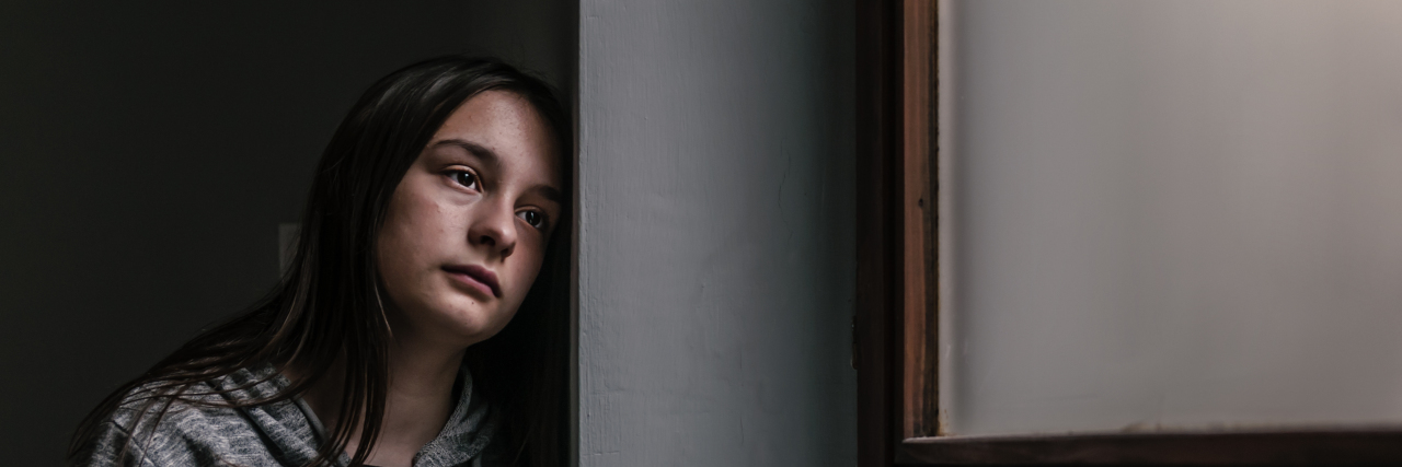 Living With Klippel-Feil Syndrome as a Teenager: What It's Like woman looking contemplative near a window