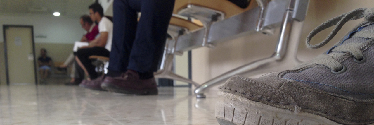 What ER Staff Should Know About Chronic Pain a floor view of people waiting in an ER waiting room.