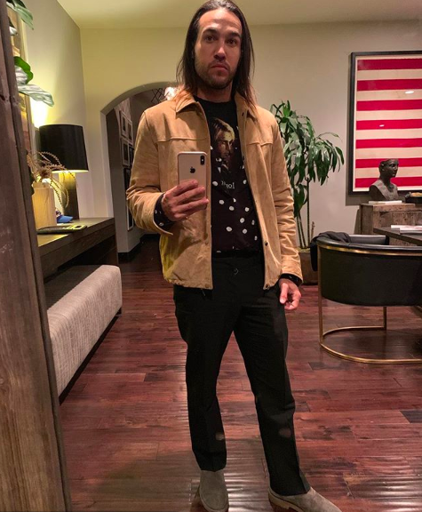 Pete Wentz taking a mirror selfie 