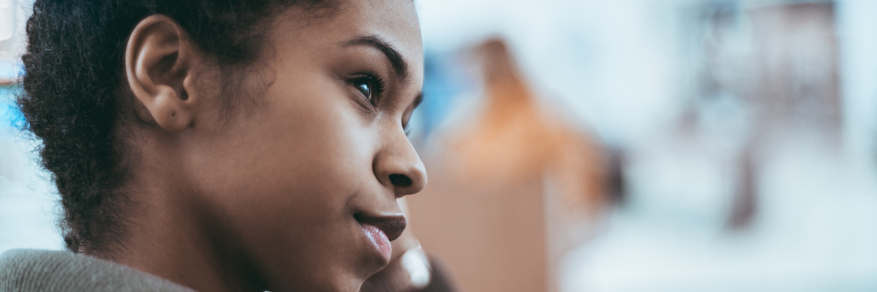 Cosas Que la Gente Hace Cuando Están Ansiosos Mujer braziliana con expresion triste