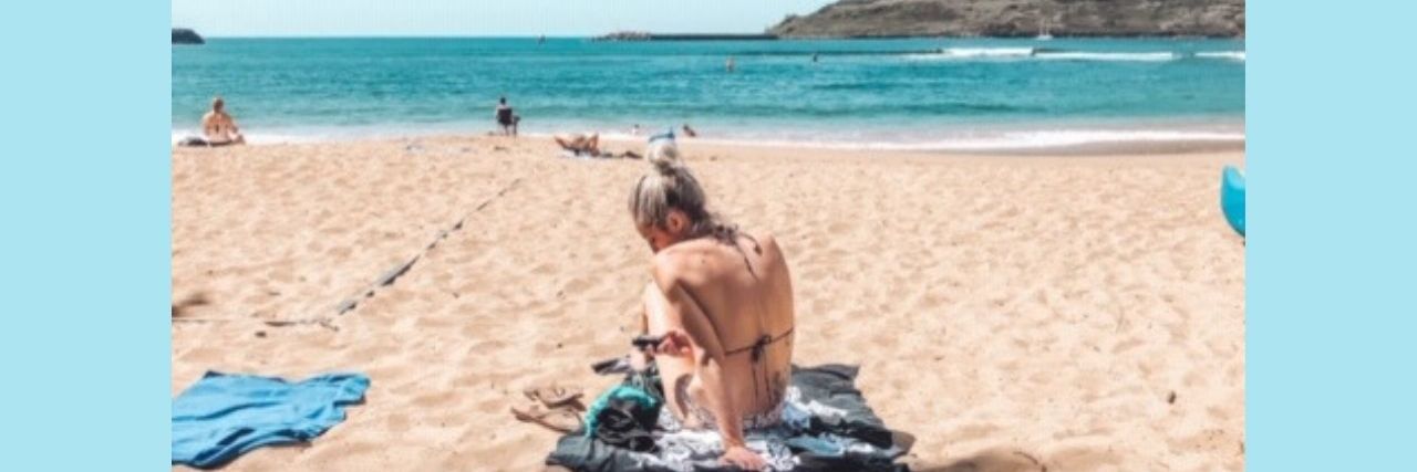 When I Had to Go 6 Days Without Auto Mode on My Insulin Pump woman sitting on beach