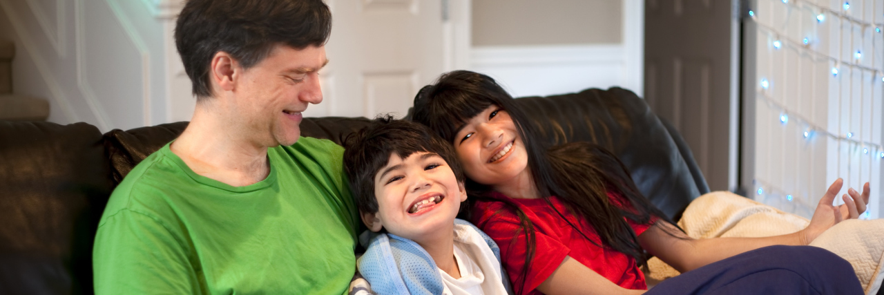 12 Comentarios Que Todos los Padres de Niños Con Discapacidades Quieren Escuchar Padre sentado con su hijo con discapacidades y s hija