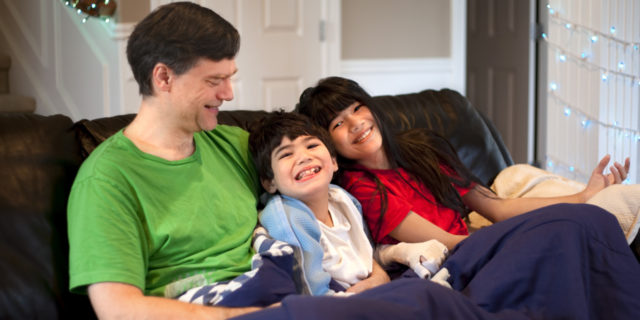 12 Comentarios Que Todos los Padres de Niños Con Discapacidades Quieren Escuchar Padre sentado con su hijo con discapacidades y s hija