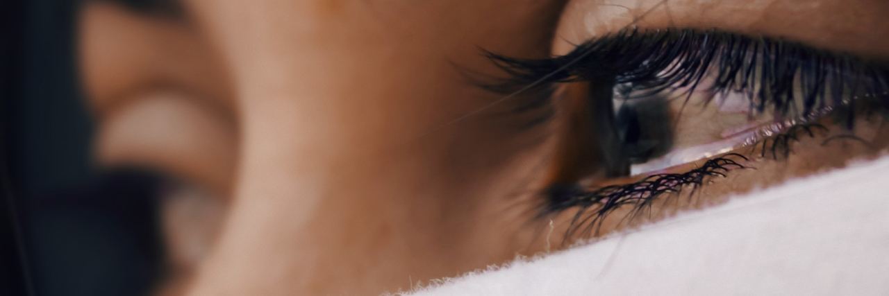 Quiero Que Quieras Vivir Una mujer triste. Solo se ven sus ojos. Esta lagrimeando; sus ojos son cafes