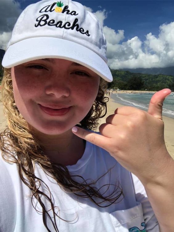 woman selfie in HAwaii making "hang loose" gesture