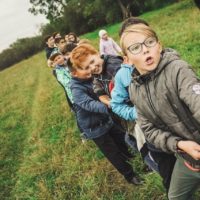 Kids play tug of war.