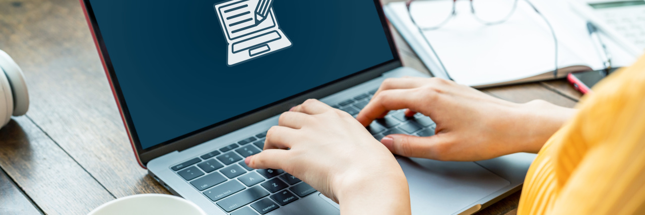 Supporting Students With Learning Disabilities in Online Classes Woman logging in to online class.