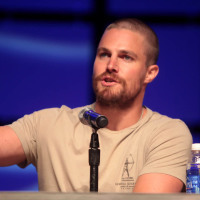 Stephen Amell talking onstage