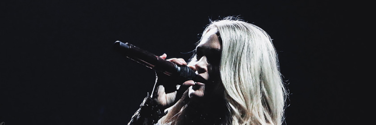 7 Things to Keep in Mind as Carrie Underwood Steps Out After Her Facial Injury Carrie Underwood performs onstage in a black sparkly dress