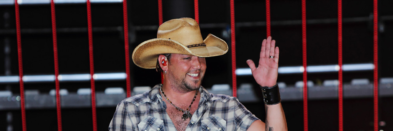 Jason Aldean waving into the audience