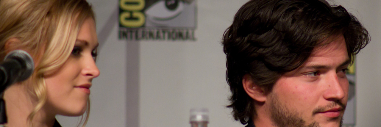 Actors Eliza_Taylor and Thomas_McDonell from The 100 sit on a ComicCon panel