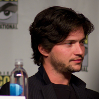 Actors Eliza_Taylor and Thomas_McDonell from The 100 sit on a ComicCon panel