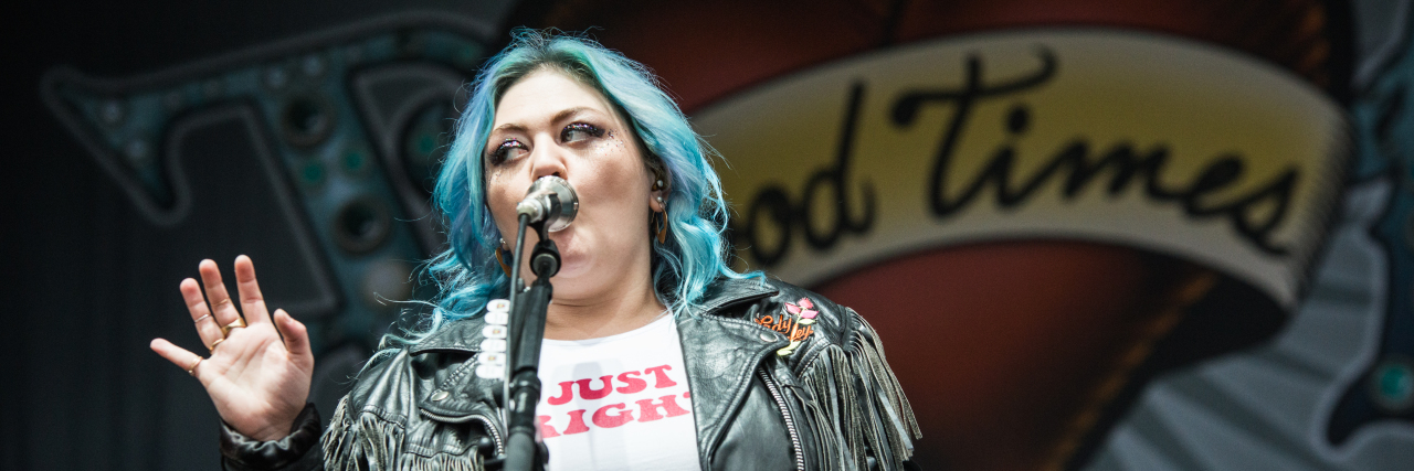 Elle King's Reminder For Anyone With Depression or PTSD Elle King performs at Boston Calling 2016. She notably has bright blue hair.