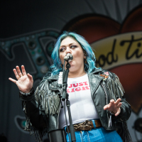 Elle King performs at Boston Calling 2016. She notably has bright blue hair.