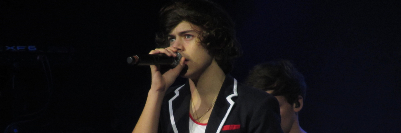 Harry Styles Stops Concert to Help Fan Having a Panic Attack Harry Styles singing onstage