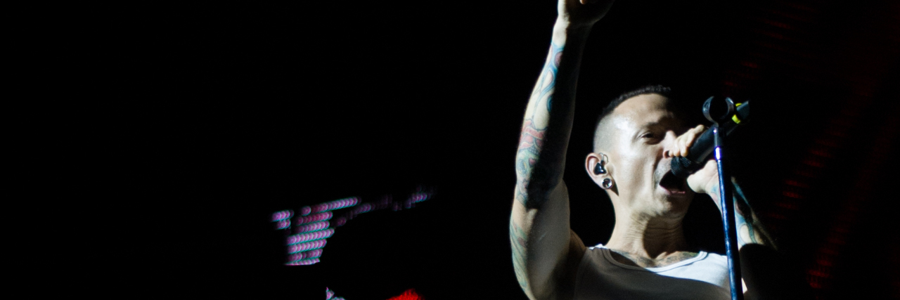 TMZ Published Chester Bennington's Full Autopsy Report Chester Bennington singing onstage