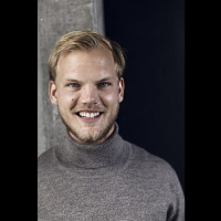 A profile shot of Avicci in a grey turtleneck