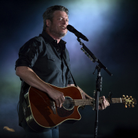 Recording artist Blake Shelton performs during the 2017 Department of Defense Warrior Games opening ceremonies at Soldier Field in Chicago July 1, 2017. The DoD Warrior Games are an annual event allowing wounded, ill and injured service members and veterans to compete in Paralympic-style sports. (DoD photo by EJ Hersom)