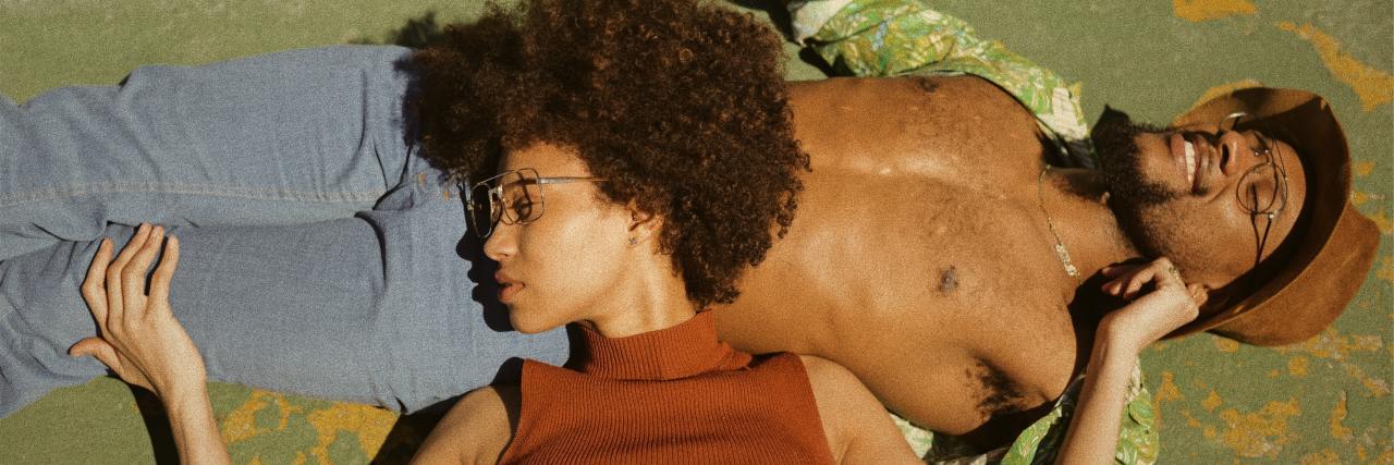 Signs You're in a Healthy Relationship a couple lounging in the park