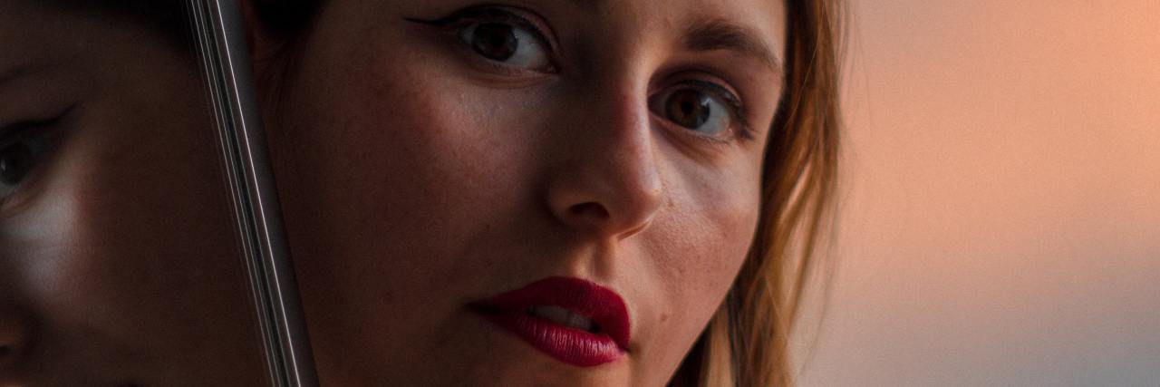 What to Know When Diagnosed With Medullary Sponge Kidney A woman looking straight next to a mirror