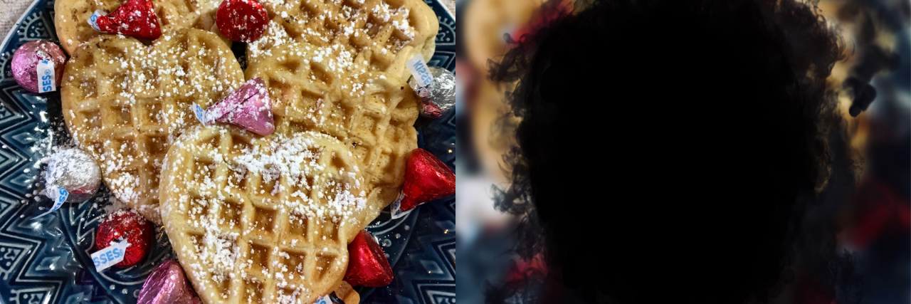 Left: Clear image of waffles with powdered sugar and chocolate. Right: The image is blacked out and fuzzy in the center.