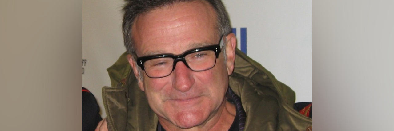 Image of Robin Williams on the red carpet with a green jacket
