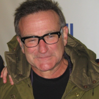 Image of Robin Williams on the red carpet with a green jacket