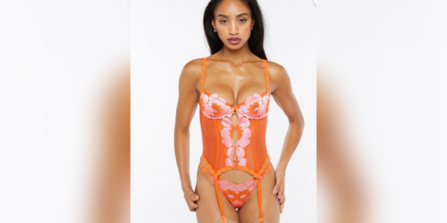 Rihanna's Savage x Fenty Features Model With Limb Differences Lyric Mariah Heard modeling for Savage x Fenty.