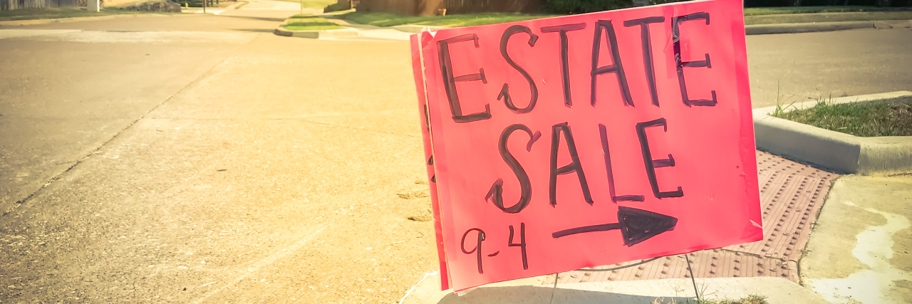 an estate sale sign
