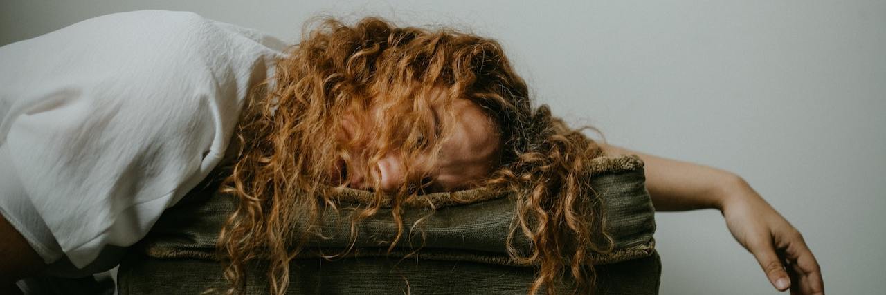 What It's Like to Have Idiopathic Hypersomnia and BPD A woman with her head rested on a pillow