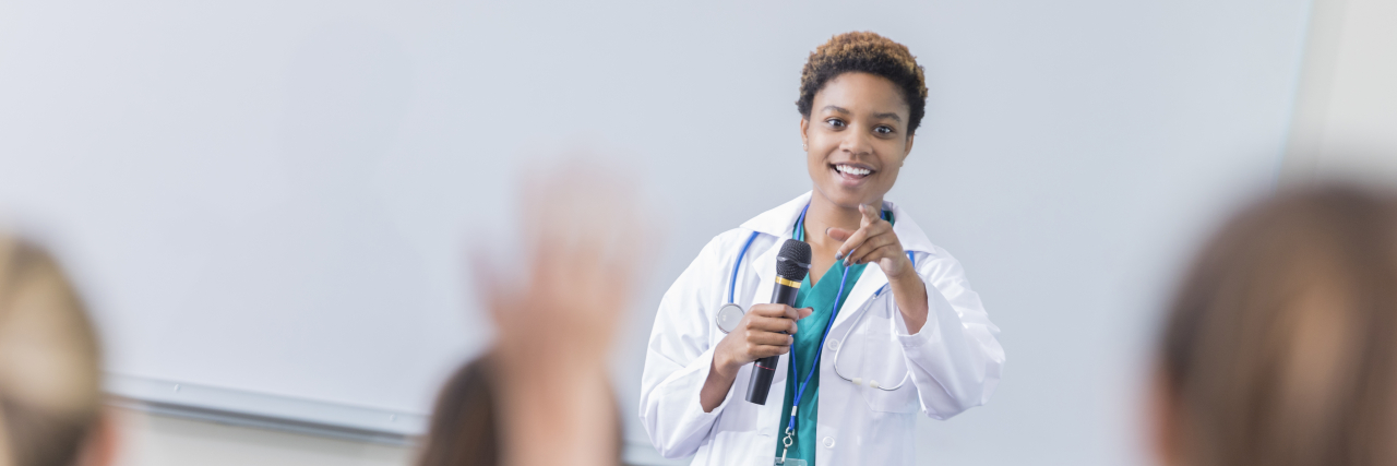 What Medical School Students Need to Know About Fibromyalgia Teacher speaking to medical school students about fibromyalgia.
