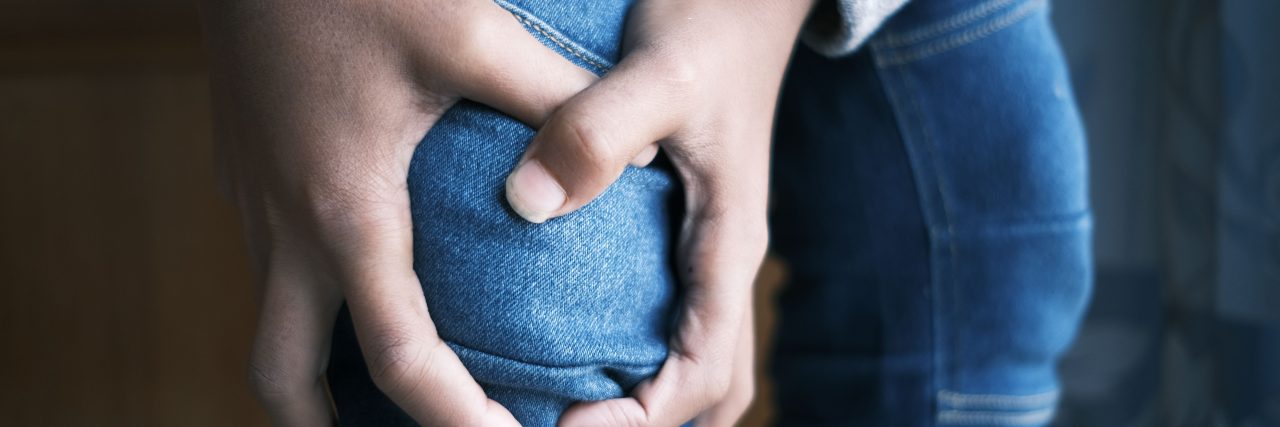 person with knee joint pain from arthritis